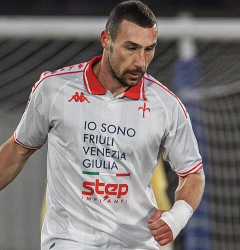 Артур Ионица забивает в матче Серии С за «Триестину» против «Альчионе»