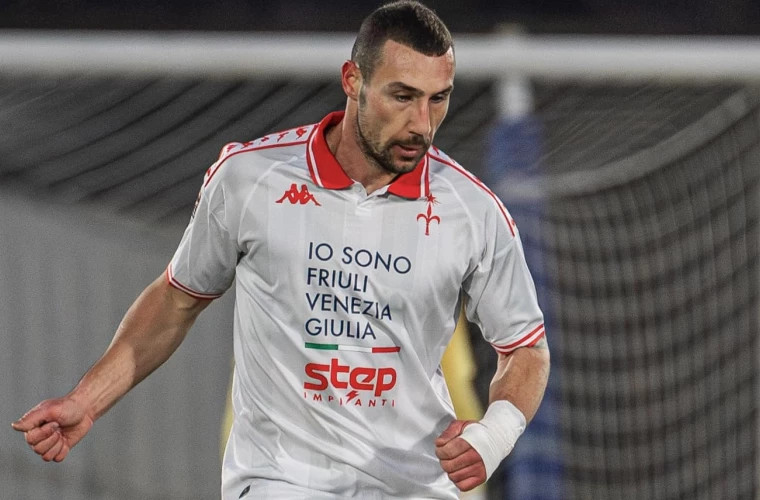 Артур Ионица забивает в матче Серии С за «Триестину» против «Альчионе»