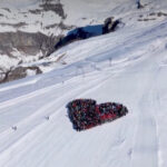 Десятки лыжников почтили память погибших при пожаре в швейцарском курорте Кран-Монтана