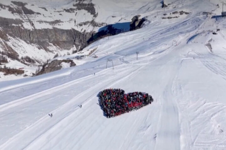 Десятки лыжников почтили память погибших при пожаре в швейцарском курорте Кран-Монтана