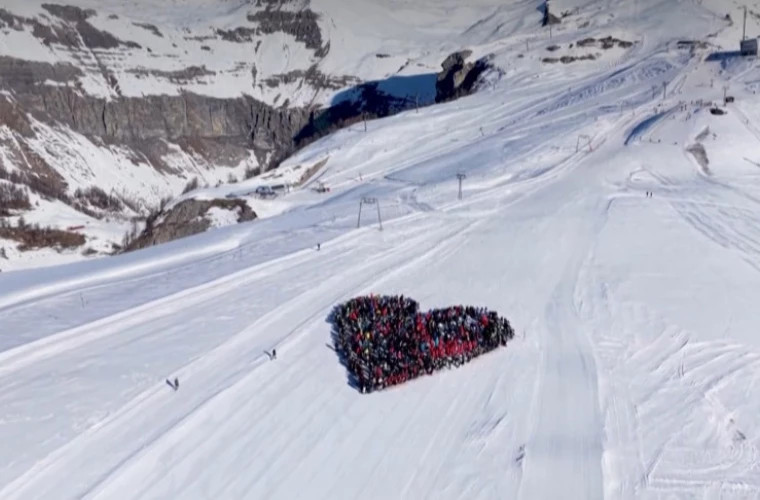 Десятки лыжников почтили память погибших при пожаре в швейцарском курорте Кран-Монтана