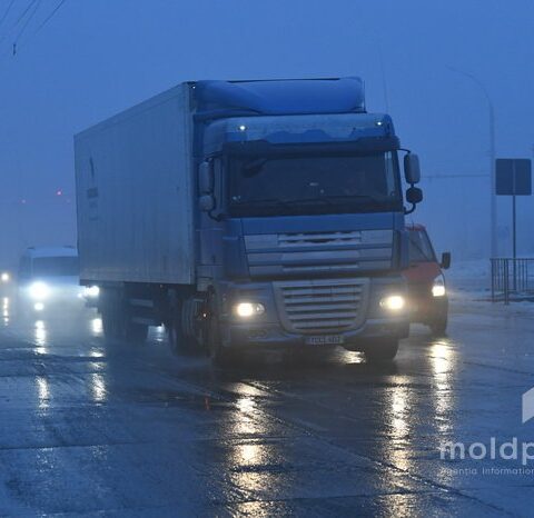 Дорожники обеспечивают движение по национальным дорогам Молдовы в зимних условиях