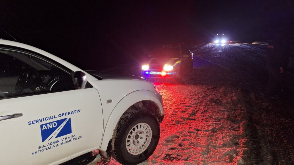 Дорожные службы Молдовы продолжают работу по очистке дорог от снега в сложных погодных условиях