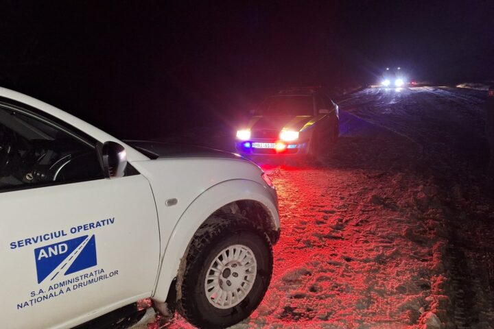 Дорожные службы Молдовы продолжают работу по очистке дорог от снега в сложных погодных условиях