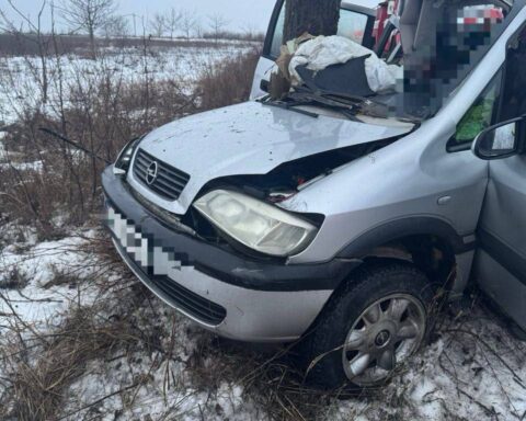 ДТП в Фалештах: полицийский погиб в результате столкновения с деревом