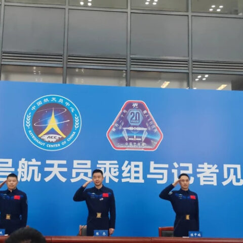 Экипаж космического корабля "Шэньчжоу-20" впервые встретился с прессой после возвращения из космоса