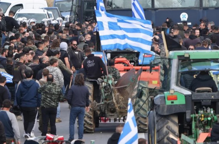 Фермеры в Греции продолжают блокировку границ после отказа от встречи с премьером