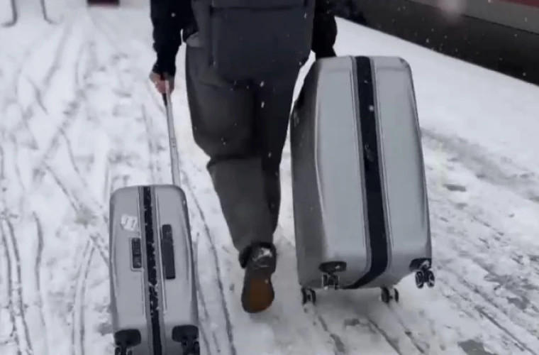 Хаос в европейских аэропортах: снегопад приводит к отменам сотен рейсов