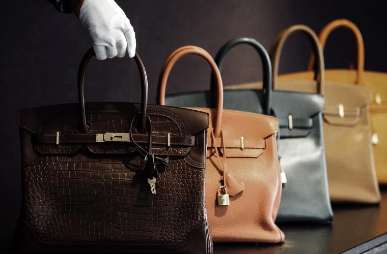 Hermes обвиняют в слежке за потенциальными покупателями сумок Birkin