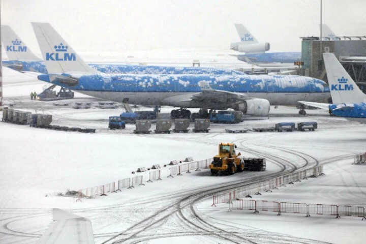 Из-за непогоды в аэропорту Схипхол отменено почти 200 рейсов