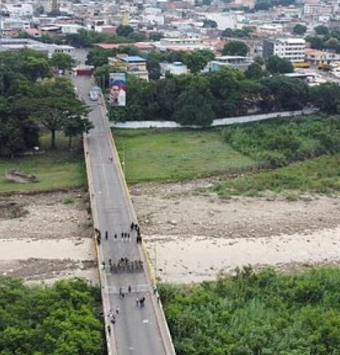 Колумбия направляет войска на границу с Венесуэлой из-за угрозы беженцев