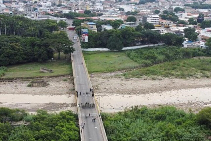 Колумбия направляет войска на границу с Венесуэлой из-за угрозы беженцев