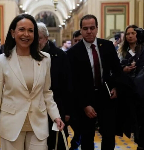 Лидер венесуэльской оппозиции вручила Трампу Нобелевскую премию мира за поддержку свободы