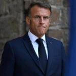 Макрон намерен провести телефонный разговор с Путиным в ближайшие недели