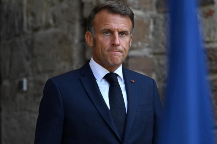 Макрон намерен провести телефонный разговор с Путиным в ближайшие недели