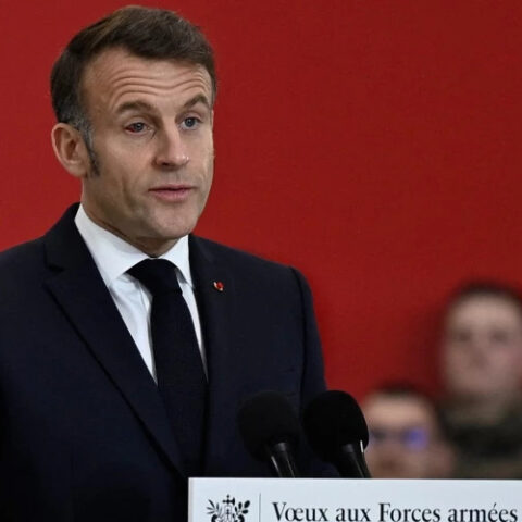 Макрон с поврежденным глазом выступил перед французскими военными на авиабазе Истр
