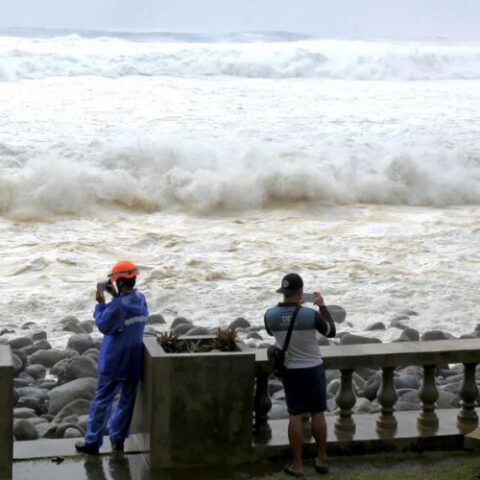 На Филиппинах тысячи грузов и людей застряли из-за тропического шторма «Ада»