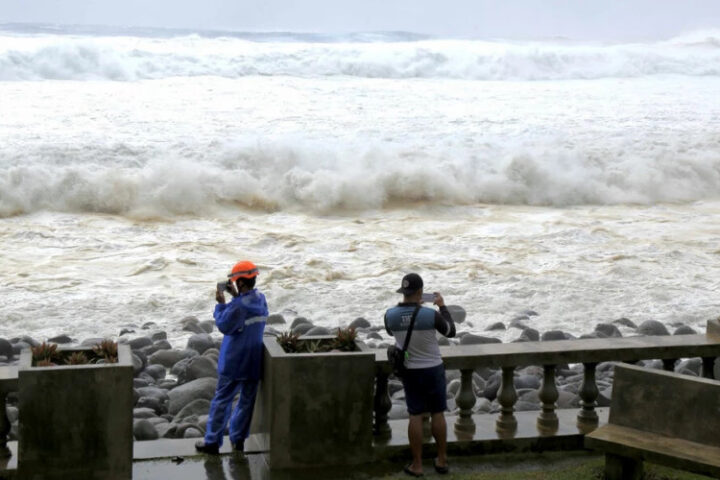 На Филиппинах тысячи грузов и людей застряли из-за тропического шторма «Ада»