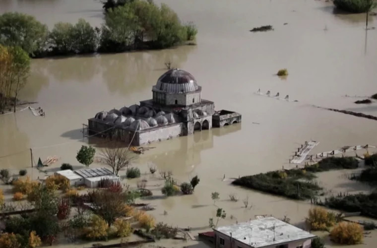 Наводнения в Албании привели к гибели одного человека и эвакуации сотен жителей