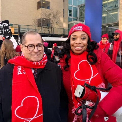 Около 15 000 медсестер начали забастовку в Нью-Йорке против условий труда и отсутствия страховки