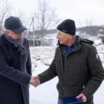 Премьер-министр Александр Мунтяну посетил родное село Косэуцы и встретился с мастером камнеобработки Ионом Лозаном