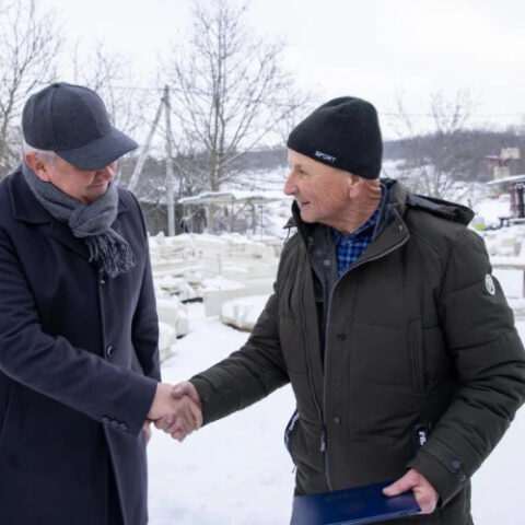 Премьер-министр Александр Мунтяну посетил родное село Косэуцы и встретился с мастером камнеобработки Ионом Лозаном