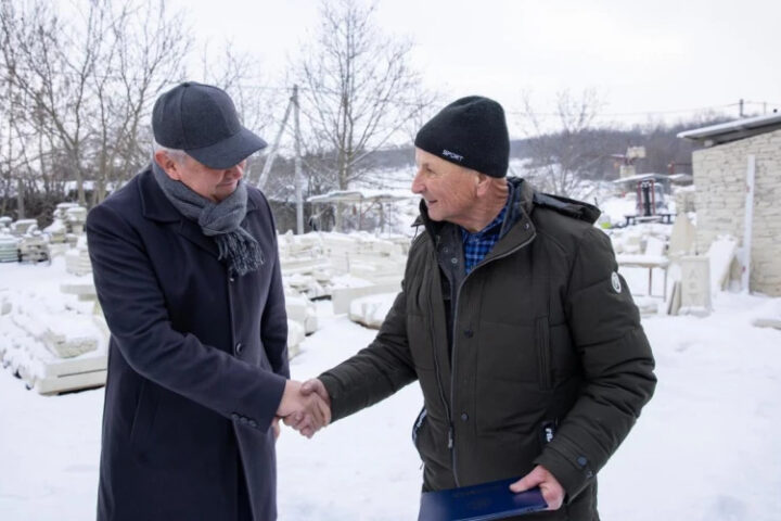 Премьер-министр Александр Мунтяну посетил родное село Косэуцы и встретился с мастером камнеобработки Ионом Лозаном