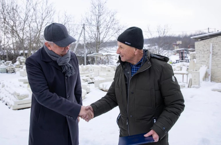 Премьер-министр Александр Мунтяну посетил родное село Косэуцы и встретился с мастером камнеобработки Ионом Лозаном