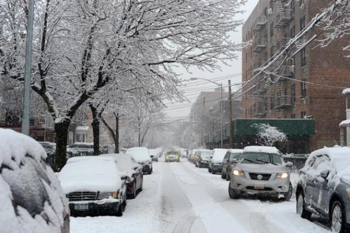 Сильный снегопад в Париже вызвал рекордные пробки и перебои в транспорте