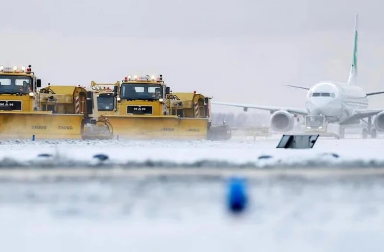 Снегопад нарушил работу аэропорта в Варшаве, перенаправив рейсы в Познань и Вроцлав