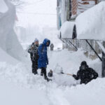 Снегопады на Камчатке парализовали жизнь региона, школы закрыты, транспорт остановлен