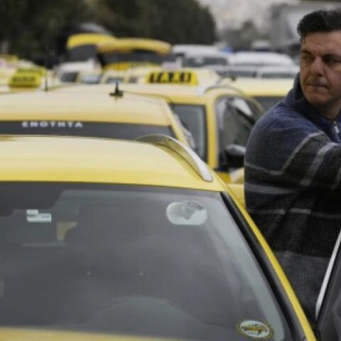 Таксисты Греции продолжают протестовать против перехода на электрические автомобили