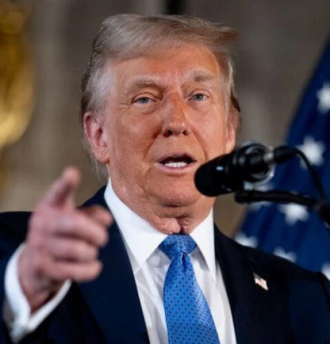 Трамп предупредил премьер-министра Гренландии о "больших проблемах" из-за желания остаться с Данией