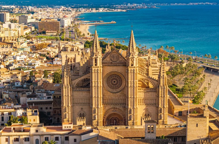 Туристический район Майорки опустел, бары и рестораны на грани банкротства