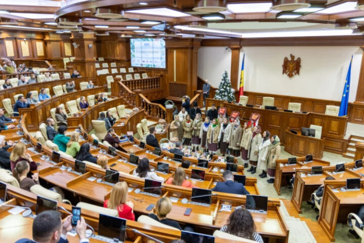 В 2025 году парламент Молдовы посетили около 13 500 человек
