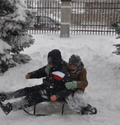 В Герменджике детям привезли три самосвала снега для школьных каникул