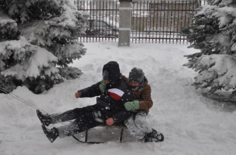 В Герменджике детям привезли три самосвала снега для школьных каникул