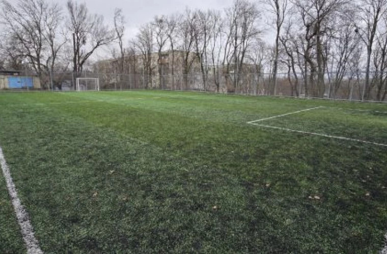 В Вадул-луй-Водэ открыли общественное футбольное поле на средства мэрий Кишинёва и Вадул-луй-Водэ