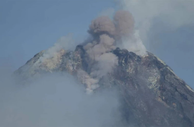 Вулкан Майон на Филиппинах активизировался: власти повысили уровень угрозы и расширили зону эвакуации