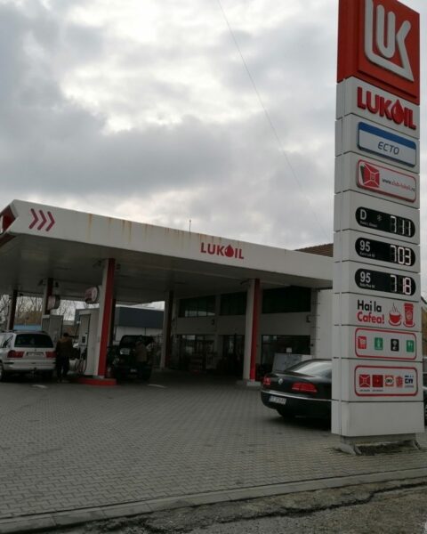 Агентство госуслуг разъясняет блокировку карт на АЗС "Lukoil" из-за проблем с данными