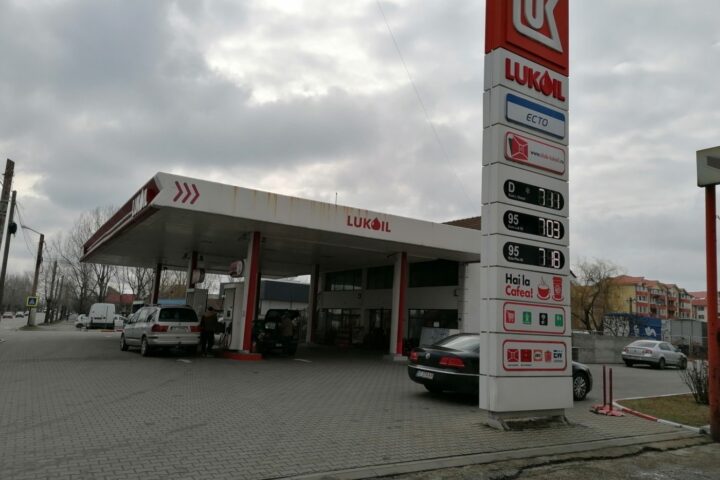 Агентство госуслуг разъясняет блокировку карт на АЗС "Lukoil" из-за проблем с данными