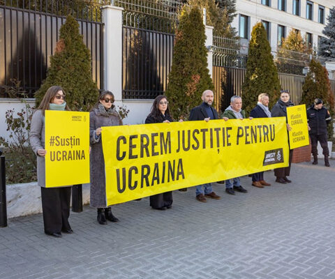 Антивоенный митинг у посольства России в Кишиневе в честь годовщины агрессии против Украины