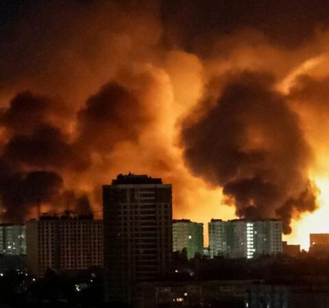 Киев вновь подвергся массовым ракетным атакам: подробности из столицы Украины