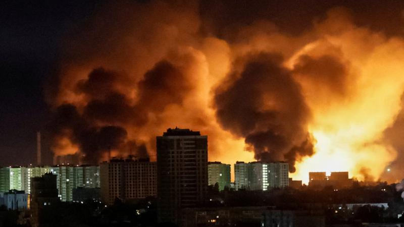 Киев вновь подвергся массовым ракетным атакам: подробности из столицы Украины