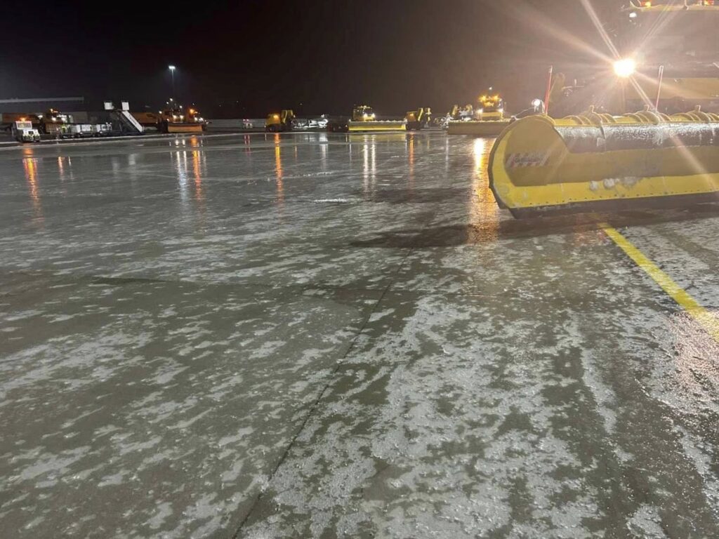 Кишинёвский аэропорт имени Еуджена Доги продолжал работу в сложных погодных условиях без перебоев