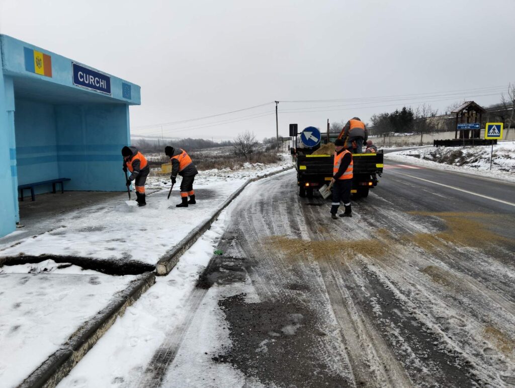 Национальные дороги Молдовы остаются опасными из-за гололёда, бригады НАД работают круглосуточно