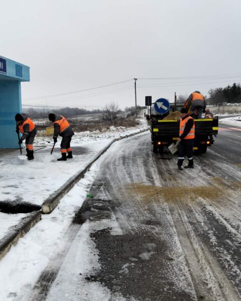 Национальные дороги Молдовы остаются опасными из-за гололёда, бригады НАД работают круглосуточно