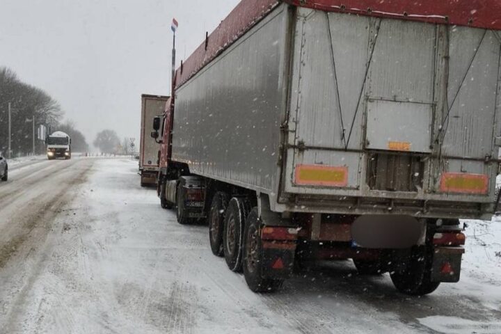 Приостановлено движение грузовиков на трассе Кэушень из-за снегопадов