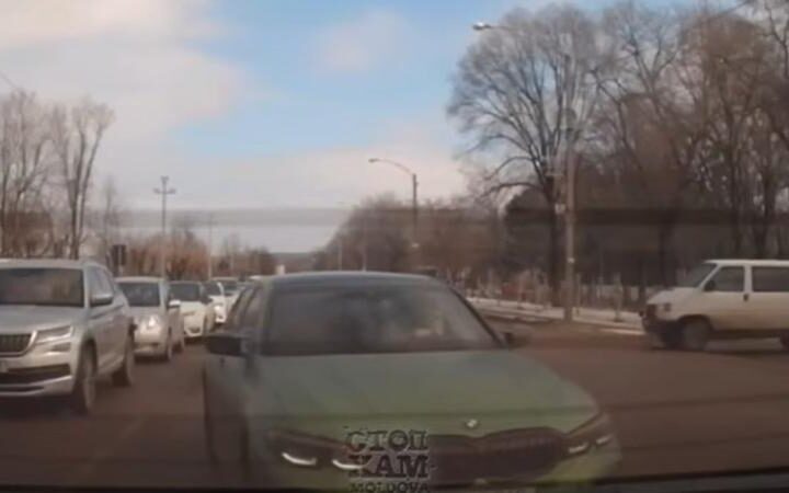 Шофер BMW, получивший права месяц назад, рискует их потерять за грубые нарушения ПДД