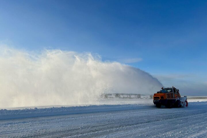 Снегопад в Кишиневе влияет на рейсы аэропорта, снегоуборочная техника работает в усиленном режиме